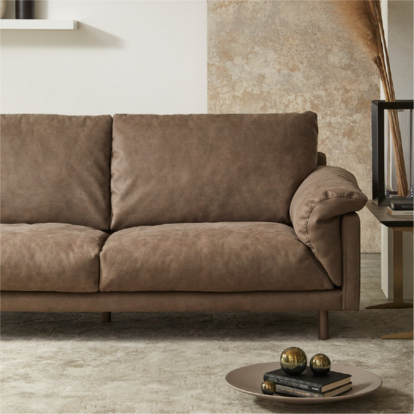 スモールフェザーを使用しているため、弾力性と復元性が高く、長期間ふっくら感を維持しやすい仕様に。 #PLT111 プラチナグレー（プライムレザーテックス）