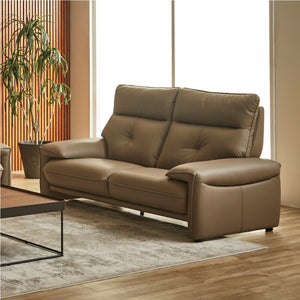 長時間座っても疲れにくい快適さを実現したソファ「グランベルツ」。 #FLT01 フォギーグレージュ（ファインレザーテックス）