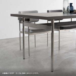 単一方向に髪の毛状の傷を入れるヘアライン加工により金属の光沢が抑えられ、落ち着いたシックな雰囲気に仕上がります。 #オーク #幅150cm