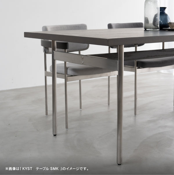 単一方向に髪の毛状の傷を入れるヘアライン加工により金属の光沢が抑えられ、落ち着いたシックな雰囲気に仕上がります。 #オーク #幅150cm