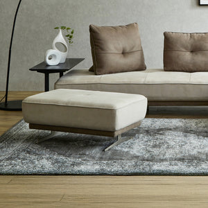 柔らかなニュアンスカラーと繊細なシルバー脚が、洗練された上質感を演出します。 #PLT111 プラチナグレー×PLT112 ヨーロピアングレー（プライムレザーテックス）