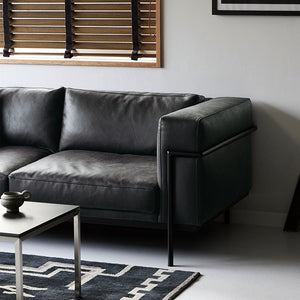 ゆったりとした奥行。 #アッシュブラック（スーパーレザーテックス）