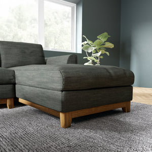 丸みのあるディテールに木脚を組み合わせた上品で繊細なフォルムのオットマン。 #A41 カスタード（ファブリックAランク）