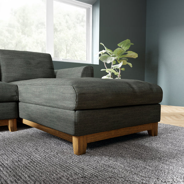 丸みのあるディテールに木脚を組み合わせた上品で繊細なフォルムのオットマン。 #A41 カスタード（ファブリックAランク）