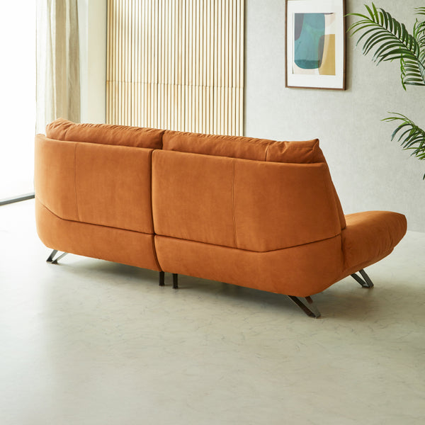 背面まで丁寧に仕上げられたデザインは、お部屋の中央に配置しても美しく映え、洗練された印象を与えます。 #PLT105 クロムオレンジ（プライムレザーテックス）