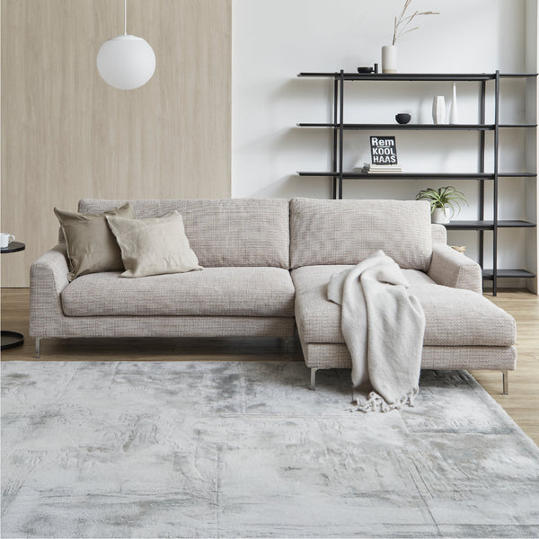 十分な座面の広さがありながらも、圧迫感を感じさせないローワイドなデザイン。 #F53 シルキーグレージュ（ファブリックBランク） #右カウチ