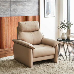 座り心地を追求した上質なリラックス感と、伝統的で重厚感のあるドイツデザインを両立したソファ。 #FLT01フォギーグレージュ