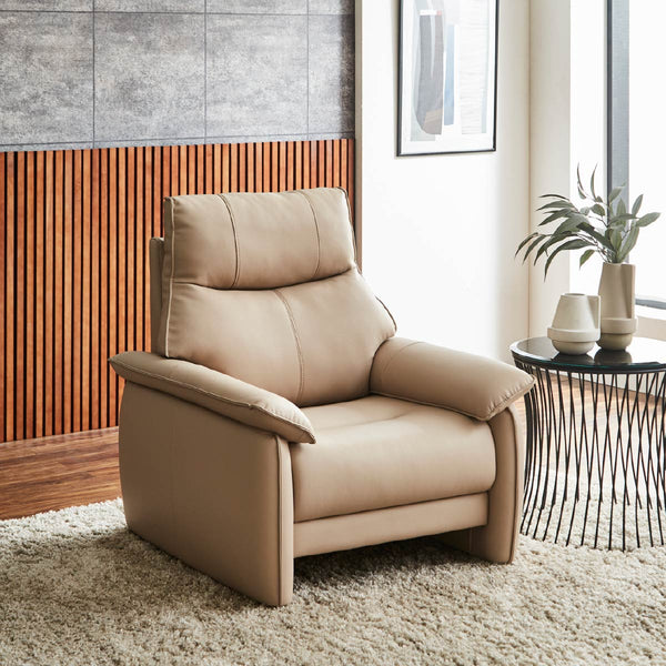 座り心地を追求した上質なリラックス感と、伝統的で重厚感のあるドイツデザインを両立したソファ。 #FLT01フォギーグレージュ