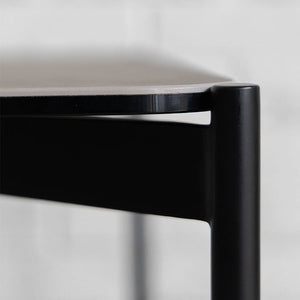 円柱形のスチールとの組み合わせがデザインのアクセントに。 #ライトグレー #110cm
