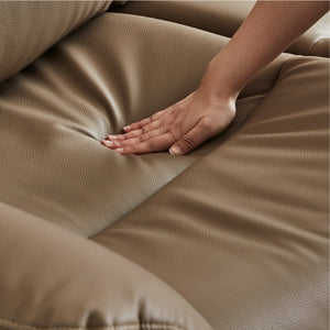 座面には高密度ウレタンフォームを使用。しなやかでやさしい座り心地に仕上げました。 #FLT08フレイムレッド