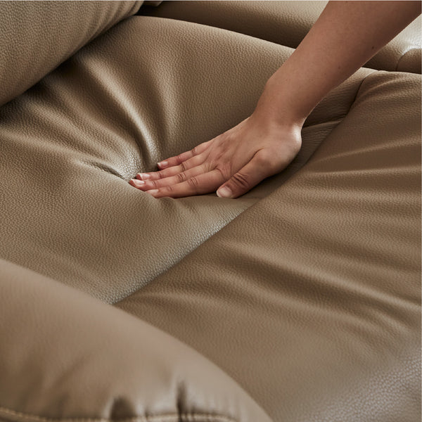 座面には高密度ウレタンフォームを使用。しなやかでやさしい座り心地に仕上げました。 #FLT08フレイムレッド