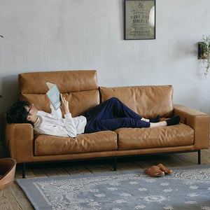 肘高は低めで、寝転んだ時に枕にもなるように設計。※イメージは３人掛け #オーカーブラウン（スーパーレザーテックス）