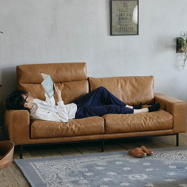 肘高は低めで、寝転んだ時に枕にもなるように設計。※イメージは３人掛け #オーカーブラウン（スーパーレザーテックス）