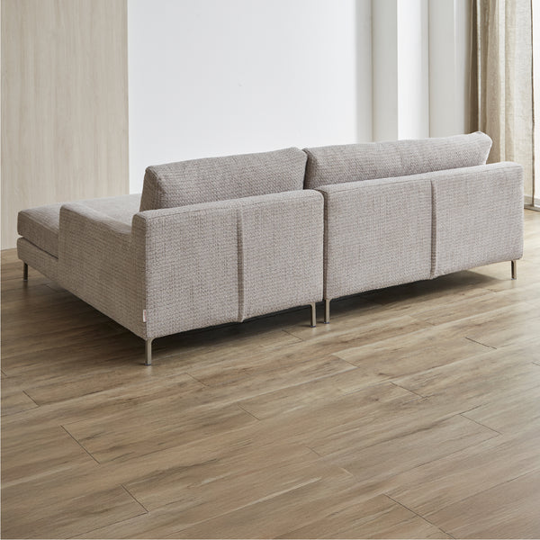 背面や側面のラインまできれいに仕上げているため、お部屋の中央にレイアウトすることも可能です。 #F53 シルキーグレージュ（ファブリックBランク） #右カウチ