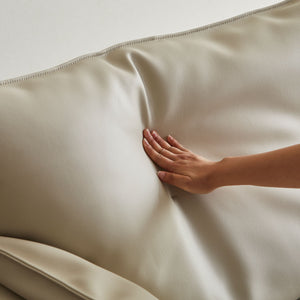 背もたれにはホワイトフェザーを贅沢に使用しており、優しく包み込まれるような座り心地を実現。 #LT01 キャメル（レザーテックス アニリン）