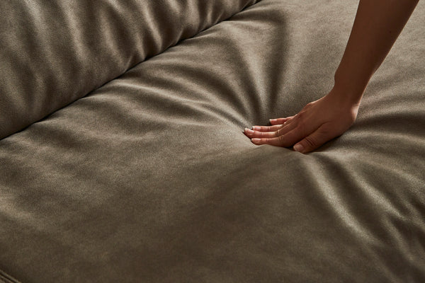 写真はPLT112 ヨーロピアングレー（プライムレザーテックス）です。 #SILT22 フロスホワイト（シルキーレザーテックス）