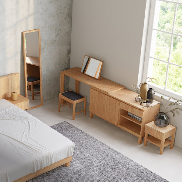 ナチュラルで軽やかな印象のキャビネットデスク。節有オークの美しい木目が特別感を演出します。 #Default Title