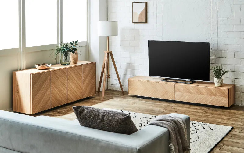 低めの家具や脚付きのテレビボードを取り入れると、視線が抜けて空間を広く感じやすくなります。