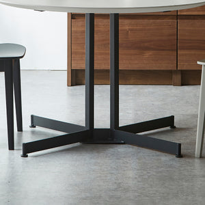 脚には天板のデザインを引き立たせるステンレス素材を採用。 アジャスター付きのため、がたつきの心配もございません。 #パティナ #幅100cm