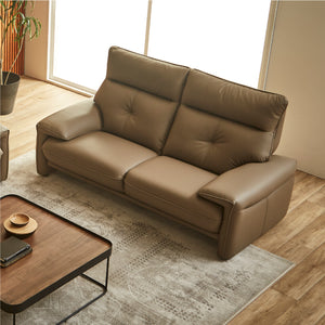 細部まで計算された設計は身体にやさしく寄り添い、長居したくなる極上の座り心地を提供します。 #FLT01 フォギーグレージュ（ファインレザーテックス）