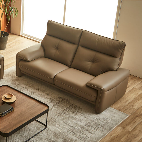 細部まで計算された設計は身体にやさしく寄り添い、長居したくなる極上の座り心地を提供します。 #FLT01 フォギーグレージュ（ファインレザーテックス）