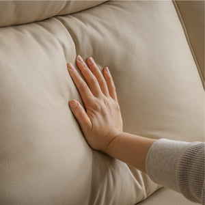 背面と肘クッションにはシリコンフィルを使用。ふんわりと包み込まれるような感覚を実現。 #FLT13 シアーベージュ（ファインレザーテックス） #左カウチ