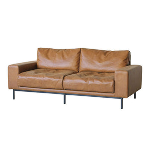 身体に馴染むように、くったりと沈み込む座り心地が特徴のソファ。 #オーカーブラウン（スーパーレザーテックス）