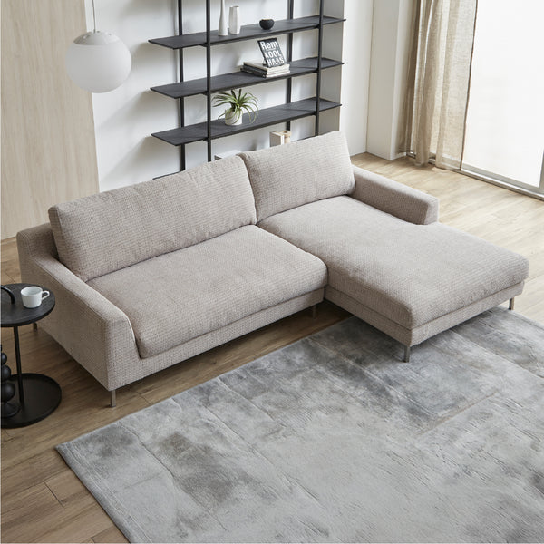 背面にはスモールフェザーを使用。程良く硬さを残しつつ、優しいタッチに仕上げました。 #F53 シルキーグレージュ（ファブリックBランク） #右カウチ