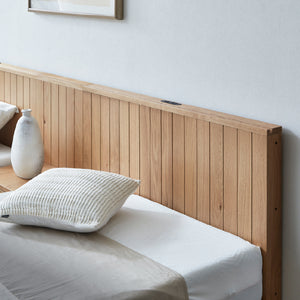 ヘッドボードに施されたスリットデザインが印象的。節有オークの美しい木目があたたかみを感じられます。 #シングル