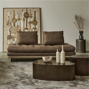 イタリアンモダンやエレガントな要素を取り入れ、２トーンの配色が空間に上質なアクセントを添えます。 #PLT112 ヨーロピアングレー×FLT06 トープベージュ #シルバーヘアライン