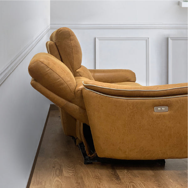 リクライニングは座面ごとに前にせり出すタイプなので、背面スペースは約12cmと省スペースの仕様に。 #LT01 キャメル（レザーテックス アニリン）