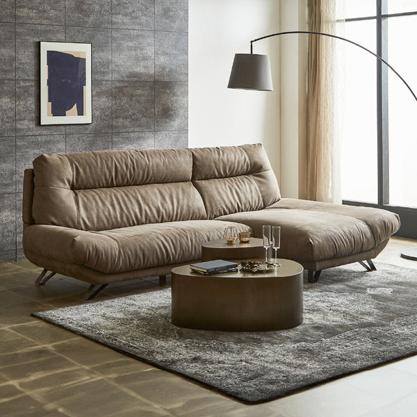 クッションの硬さや比重、素材に至るまで細部にこだわり、身体を包み込むような座り心地を実現しました #PLT112 ヨーロピアングレー（プライムレザーテックス）