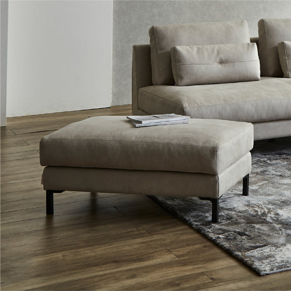 多様な組み合わせとラグジュアリーな掛け心地が特徴のユニットソファ「アデルーナ」。 #PLT101 ブルースター（プライムレザーテックス）