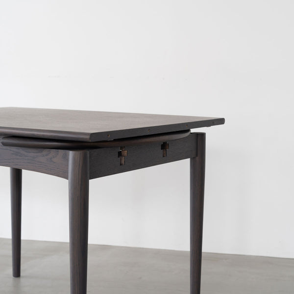 オーク無垢と突板の天板にポリウレタン塗装を施し、木の温もりと耐久性を両立。使い込むほどに味わいが深まります。 #オーク #幅100cm