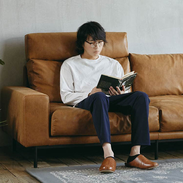 男性にとっては奥行があるので、くったりくつろげるサイズ感。 #オーカーブラウン（スーパーレザーテックス）