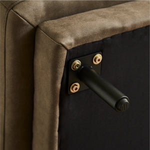 脚裏にはガタツキを防止するアジャスター付き。床の状態に合わせて高さ調節が可能です。 #PLT112 ヨーロピアングレー（プライムレザーテックス） #左カウチ