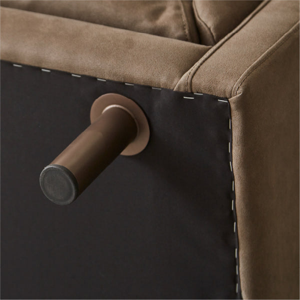 脚裏にはガタツキを防止するアジャスター付き。床の状態に合わせて高さ調整が可能です。 #PLT112 ヨーロピアングレー（プライムレザーテックス）