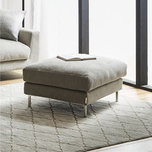 現代のライフスタイルに合ったトレンドのモダン要素を取り入れたソファ「デイラート」。 #A41 カスタード（ファブリックAランク）