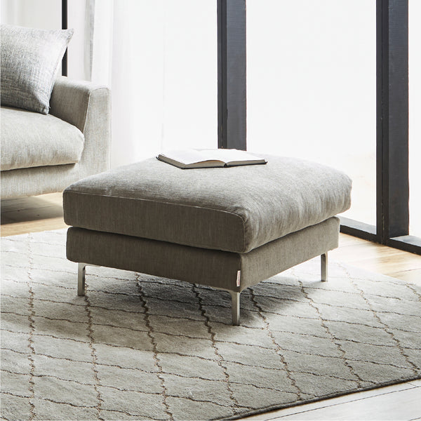 現代のライフスタイルに合ったトレンドのモダン要素を取り入れたソファ「デイラート」。 #A41 カスタード（ファブリックAランク）