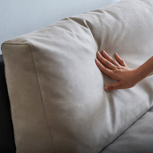 背・座面にはウレタンフォームとスモールフェザーを使用。長時間くつろげる最高の座り心地を実現しました。 #PLT111 プラチナグレー×ET82 ロイヤルブラック #プライム レザーテックス