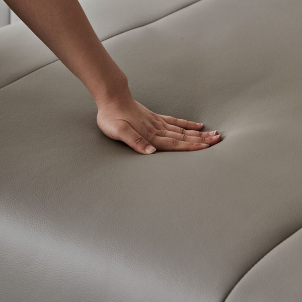 座面は高密度ウレタンフォームを使用し、しなやかで優しく包み込まれるような座り心地となっています。 #SILT21 スノーホワイト（シルキーレザーテックス） #シルキーレザーテックス