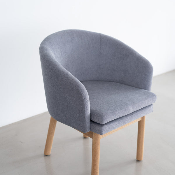 温かみのある雰囲気を持ちながらも実用的なアーニーチェアは、ダイニングシーンを快適に彩る一脚です。 #シェードグレー