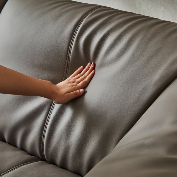 背面は程良く硬さを残しつつ、優しいタッチの仕上がりに。 #SILT24 スレートグレー（シルキーレザーテックス）