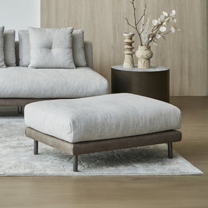 カジュアルになりすぎない、大人エレガントな雰囲気を醸し出すソファシリーズ「ベルベスタ オットマン」。 #A49シャイングレー/PLT112ヨーロピアングレー