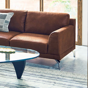 細くスタイリッシュなフレームと丸みを帯びた肘、少し高めのシルバー脚など細部にもこだわっています。 #LT01 キャメル（レザーテックス アニリン）