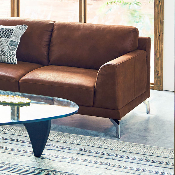 細くスタイリッシュなフレームと丸みを帯びた肘、少し高めのシルバー脚など細部にもこだわっています。 #LT01 キャメル（レザーテックス アニリン）