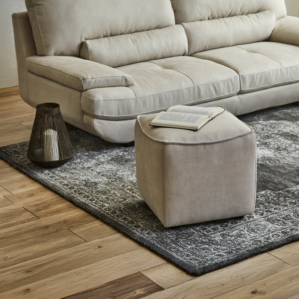 滑らかな曲線を描くフォルムが、お部屋に柔らかな印象を与えます。 #LT03 チャコールブラック（レザーテックス アニリン）