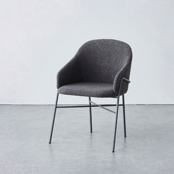 ゆったりと座れるアームチェア。 #ライトグレー