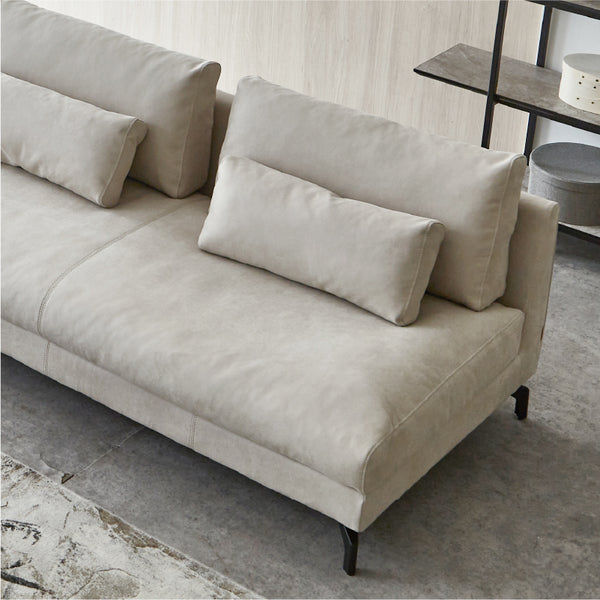 エレガントな雰囲気のソファに細身でスタイリッシュな脚をプラス。 #PLT111 プラチナグレー（プライムレザーテックス）