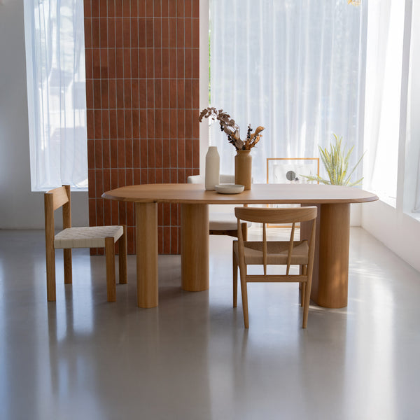 有機的なフォルムのダイニングテーブル。 #オーク